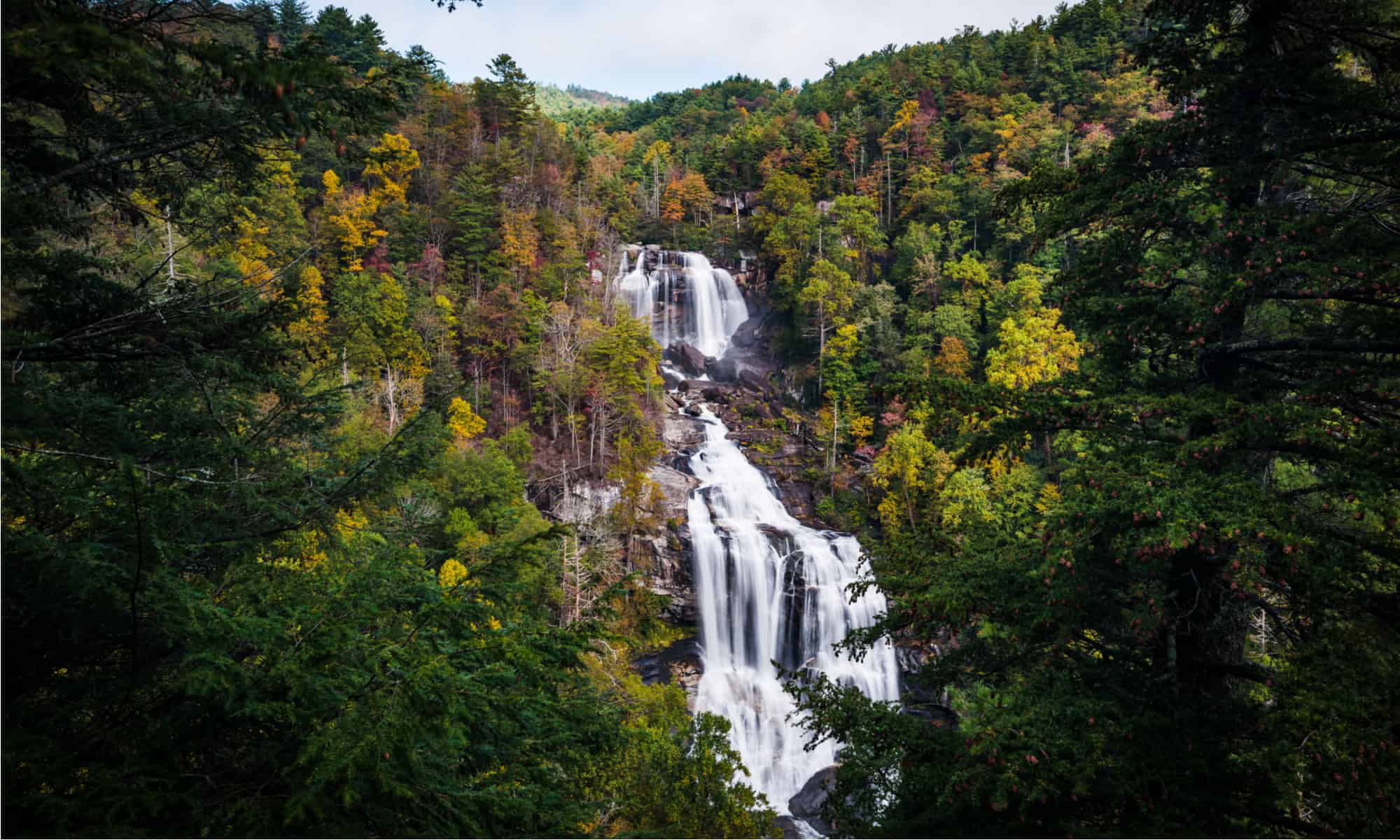 Cele mai frumoase zece cascade din apropiere de Asheville, NC