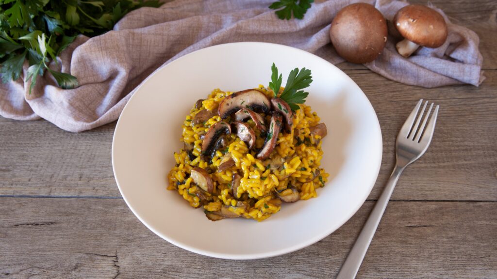 Risotto with cremini mushrooms and saffron: the recipe for the first fragrant dish - Tale Of Travels