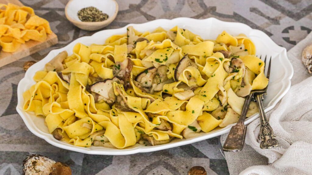 Tagliatelle with porcini mushrooms: the recipe for the first fragrant and creamy autumn - Tale Of Travels