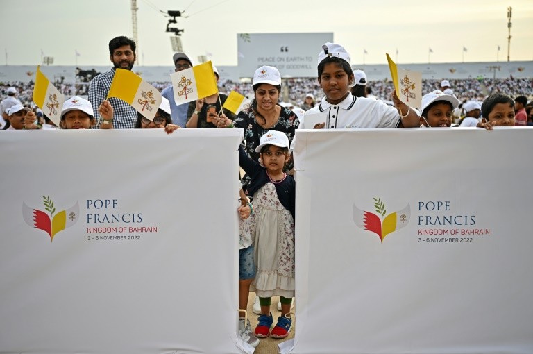 Închinătorii participă la o liturghie a Papei Francisc pe Stadionul Național Bahrain din Riffa, lângă capitala Manama, pe 5 noiembrie 2022.