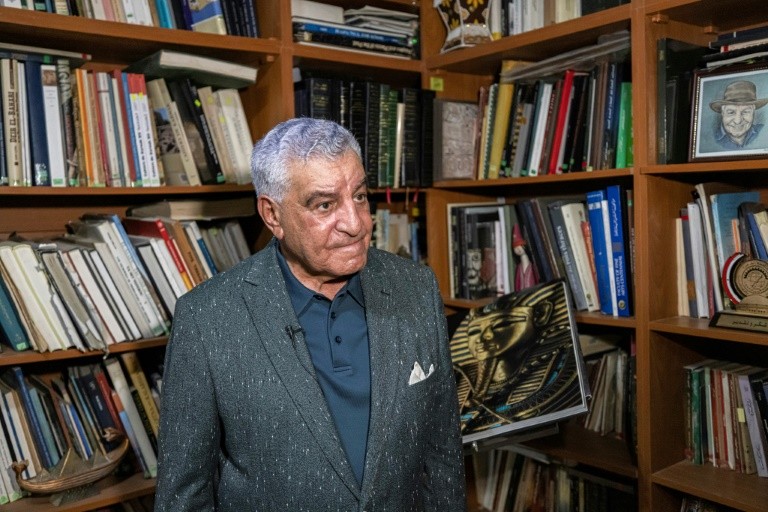 L'ancien archéologue du ministre des Antiquités Zahi Hawass à son bureau au Caire, le 17 juillet 2022