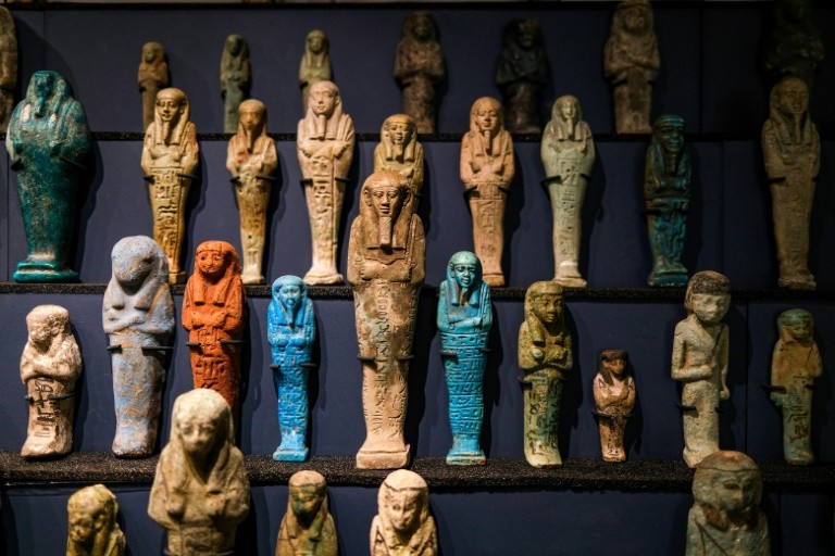 Statuettes trouvées dans des tombes égyptiennes, exposées au Petrie Museum of Egyptian Archaeology, Londres, 28 juillet 2022