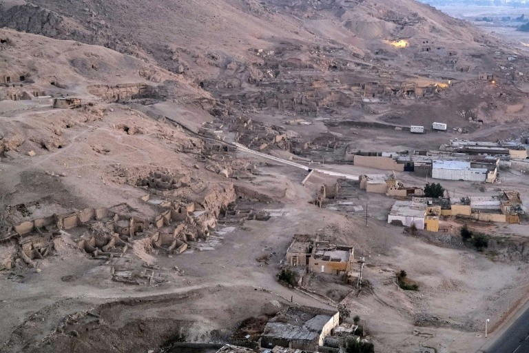Des maisons abandonnées à Qurna, sous lesquelles reposaient des tombes datant pour la plupart de 1500 à 1200 avant JC, le 18 janvier 2022 en Egypte