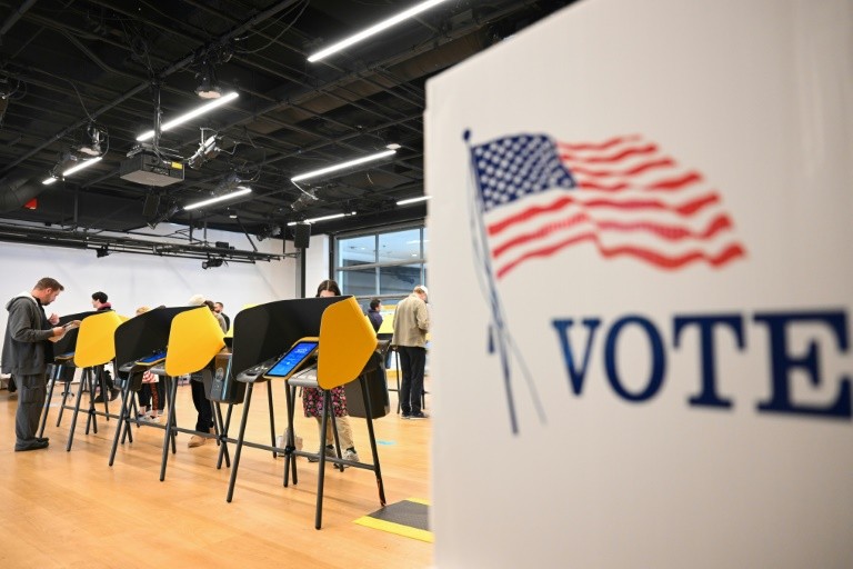 Alegătorii și-au votat la alegerile intermediare din SUA din 7 noiembrie 2022, la Los Angeles.
