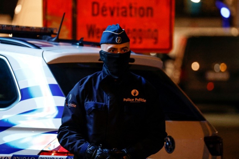 Un ofițer de poliție la locul unui atac cu cuțitul pe 10 noiembrie 2022 la Bruxelles