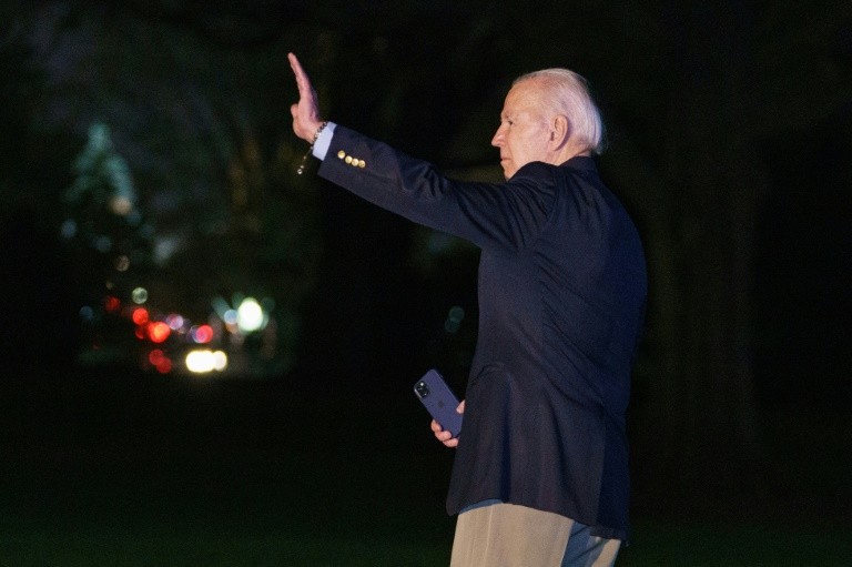 Le président américain Joe Biden salue avant d'embarquer dans l'hélicoptère sur la pelouse de la Maison Blanche à Washington, le 10 novembre 2022