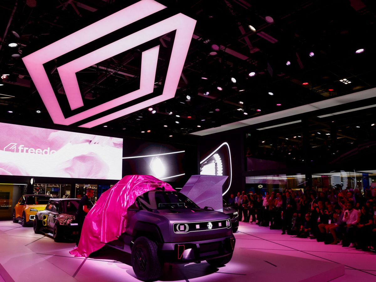 La voiture électrique Renault 4 est présentée au Mondial de l