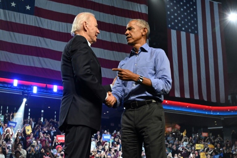 Președintele american Joe Biden și predecesorul său democrat Barack Obama în timpul unui miting de campanie la Philadelphia, Pennsylvania, 5 noiembrie 2022, pentru alegerile intermediare de marți, 8 noiembrie.