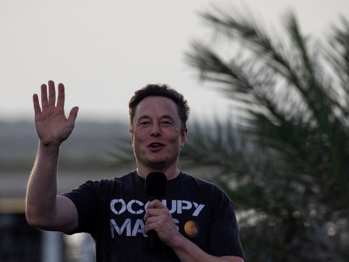 Elon Musk auprès de la base de SpaceX à Brownsville, au Texas