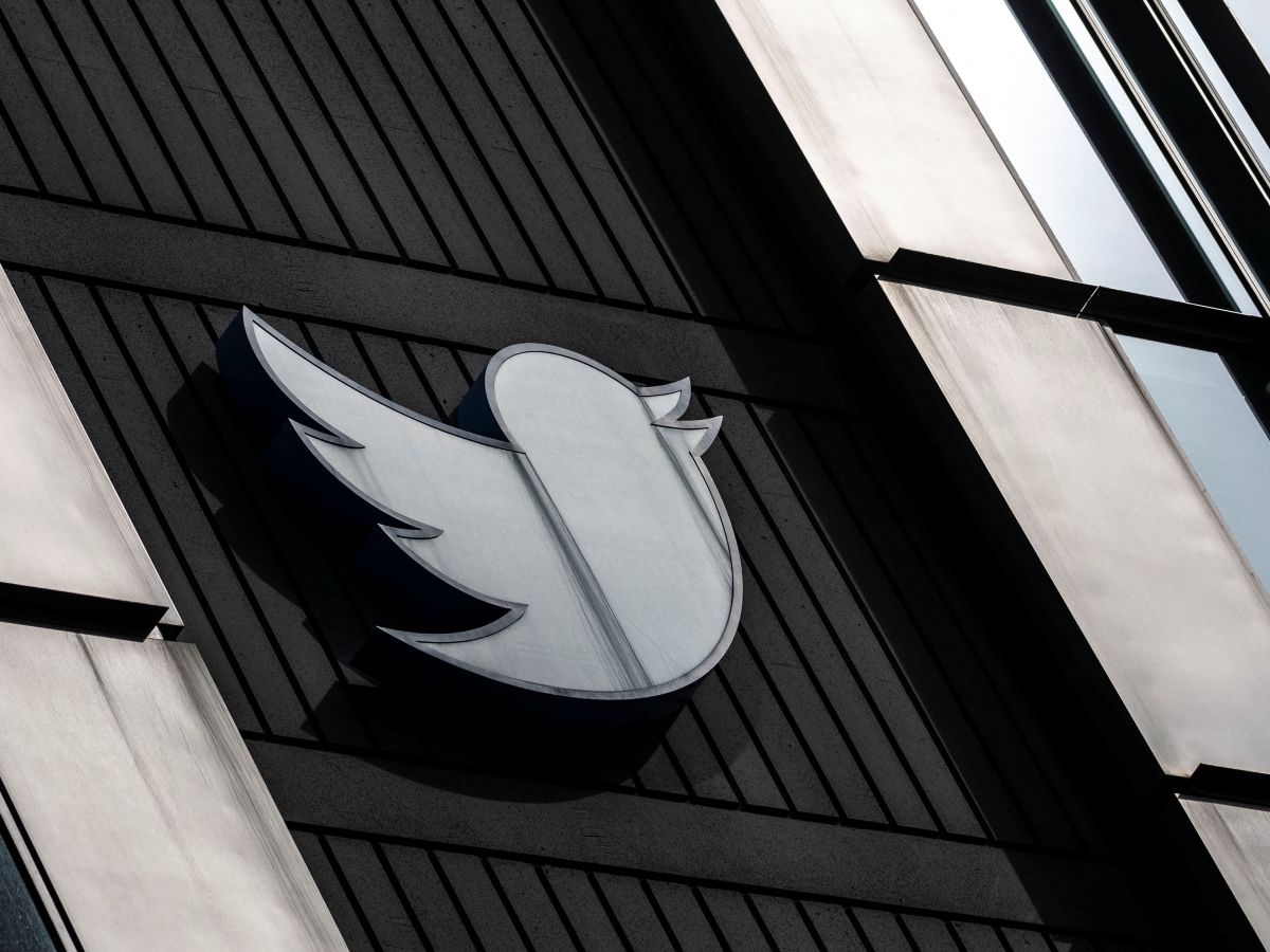 Le logo de Twitter au siège de l