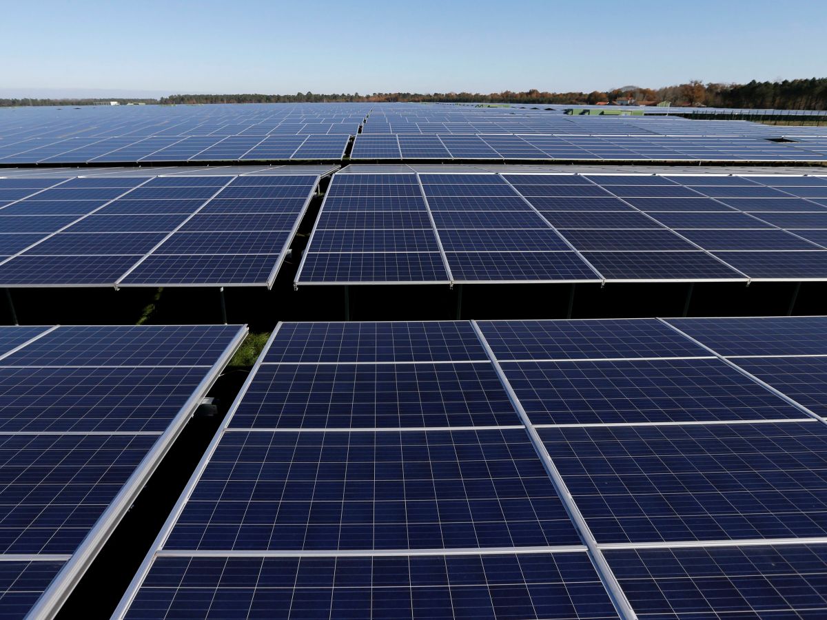 Des panneaux solaires dans le parc photovoltaïque à Cestas, France