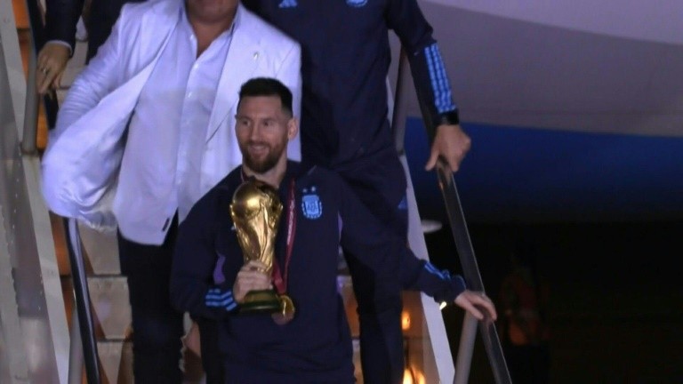 Argentine: Lionel Messi descend de l'avion avec la Coupe du monde à l'aéroport de Buenos Aires