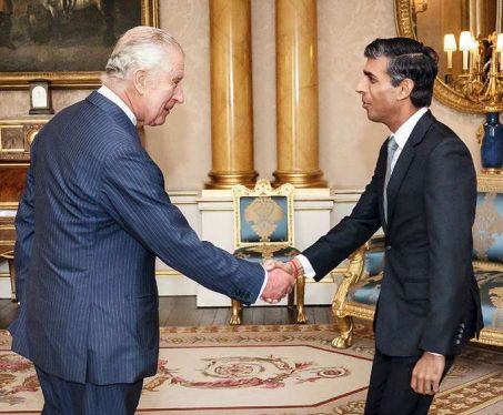 Am 25. Oktober 2022 mit Charles III bei ihrem ersten Treffen im Buckingham Palace. Das Vermögen des neuen Premierministers, von der Sunday Times auf 835 Millionen Euro geschätzt, ist doppelt so hoch wie das des Königs.