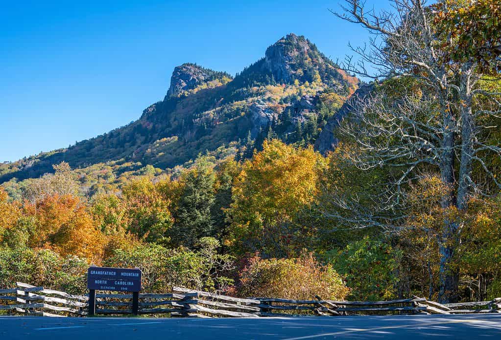 Frumos peisaj montan de toamnă. Munții Appalachi în culori de toamnă. Parcul de stat Grandfather Mountain. Banner Moose, Carolina de Nord, SUA