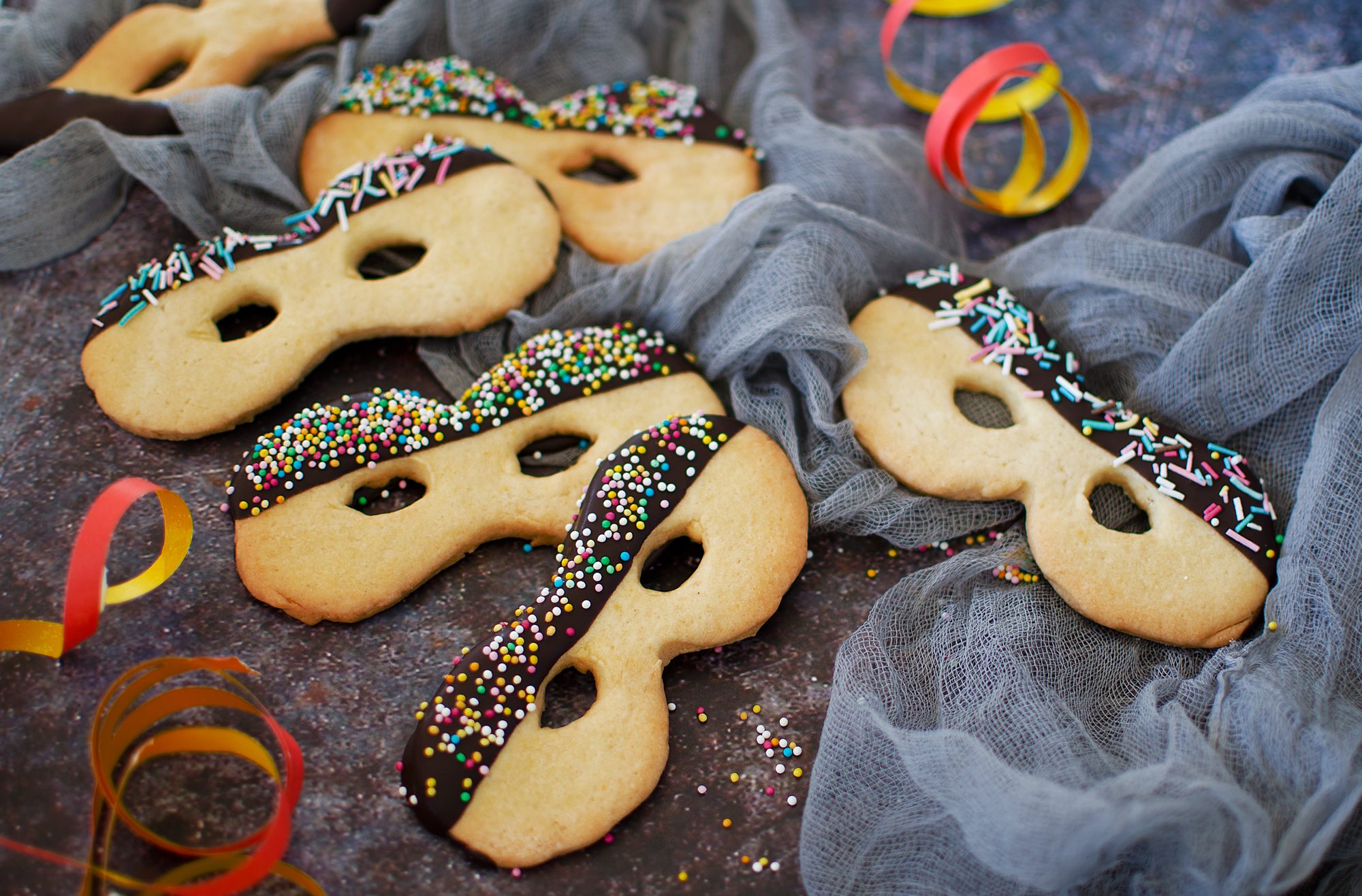 Biscuiți în formă de mască de carnaval: Rețeta de prăjituri cu unt decorate - Tale Of Travels