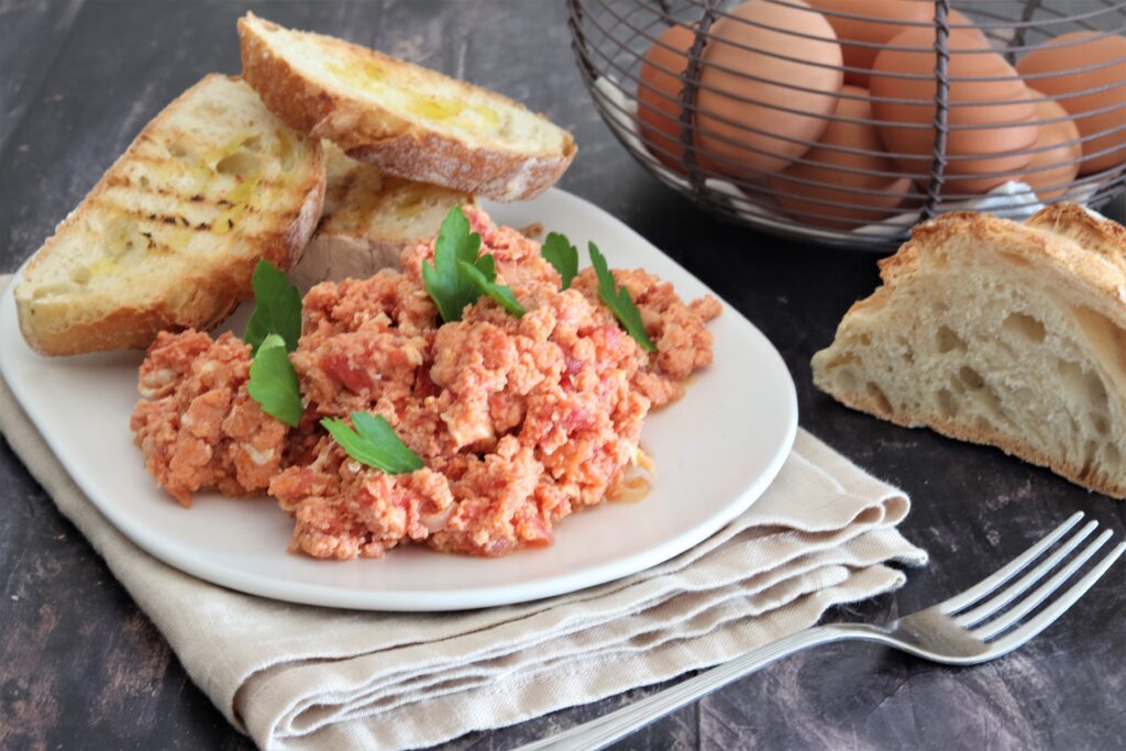 Ouă cu sos de roșii: rețeta unui fel al doilea ușor și gustos - Tale Of Travels