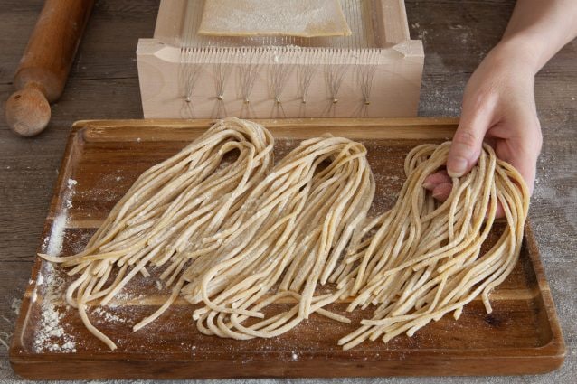 1680252416 993 Spaghetti alla chitarra reteta originala de paste proaspete din Abruzzo