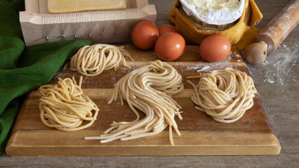 Spaghetti alla chitarra: rețeta originală de paste proaspete din Abruzzo - Tale Of Travels