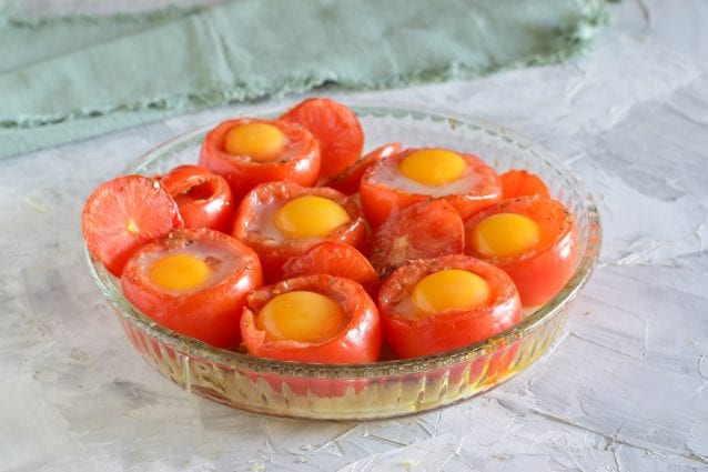 1691088292 912 Pomodori ripieni di uova la ricetta del secondo piatto veloce