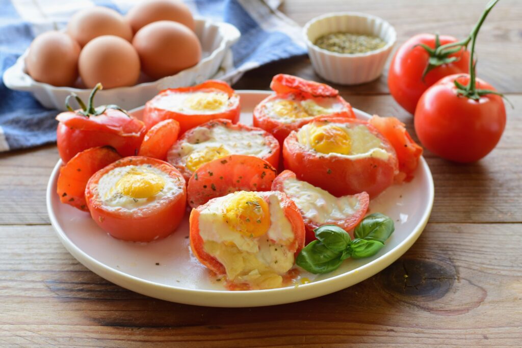 Pomodori ripieni di uova: la ricetta del secondo piatto veloce cotto al forno - Tale Of Travels